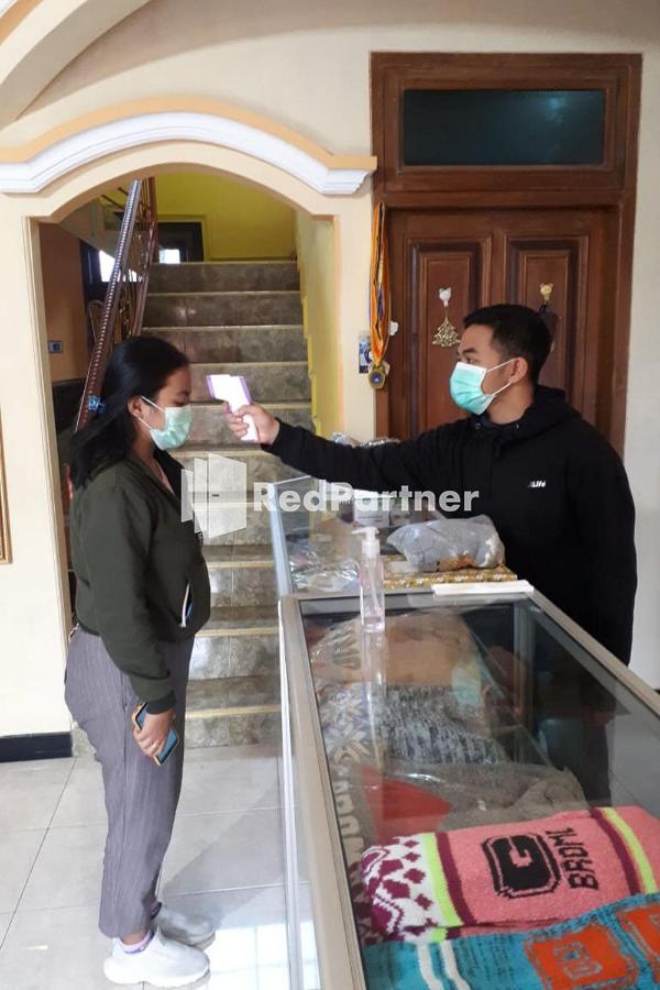 Bromo Indah Lestari Homestay Mitra Reddoorz Pasuruan Eksteriør billede