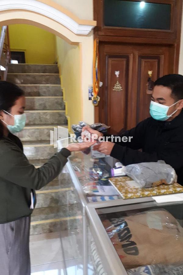 Bromo Indah Lestari Homestay Mitra Reddoorz Pasuruan Eksteriør billede